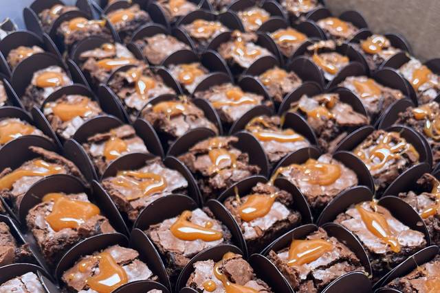 Mini Brownie com caramelo