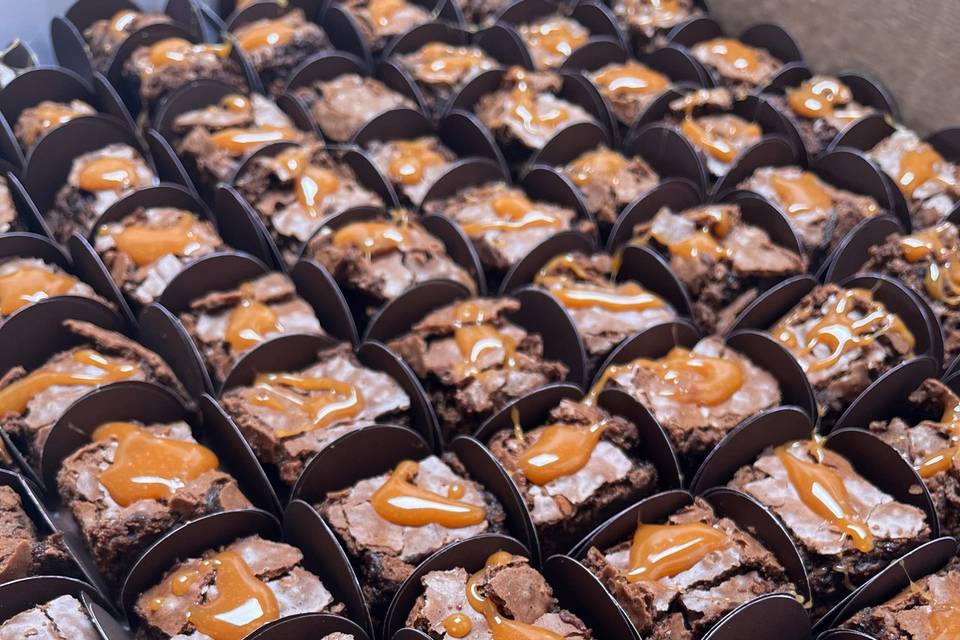 Mini Brownie com caramelo