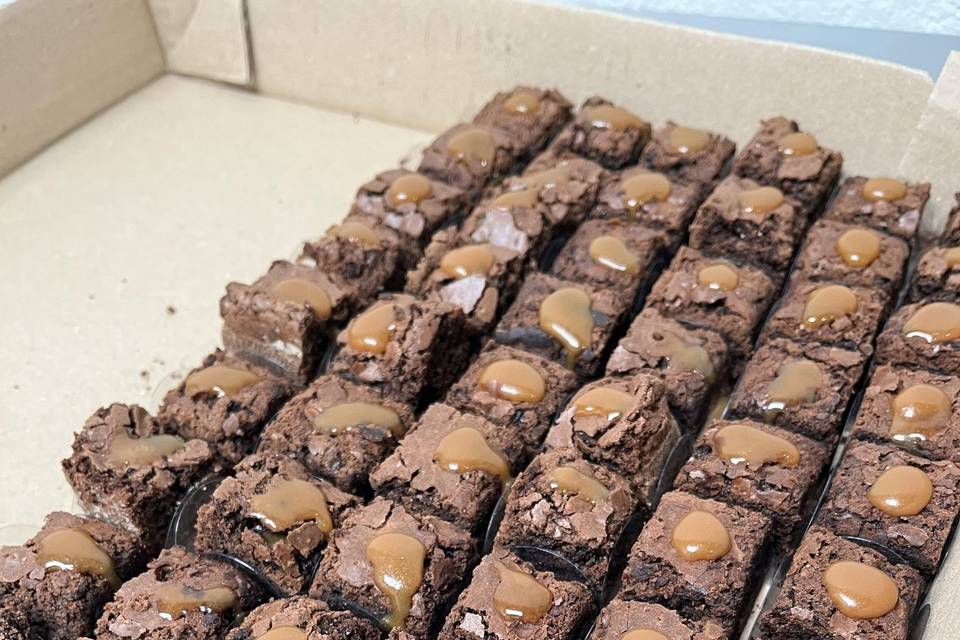 Mini brownie caramelo