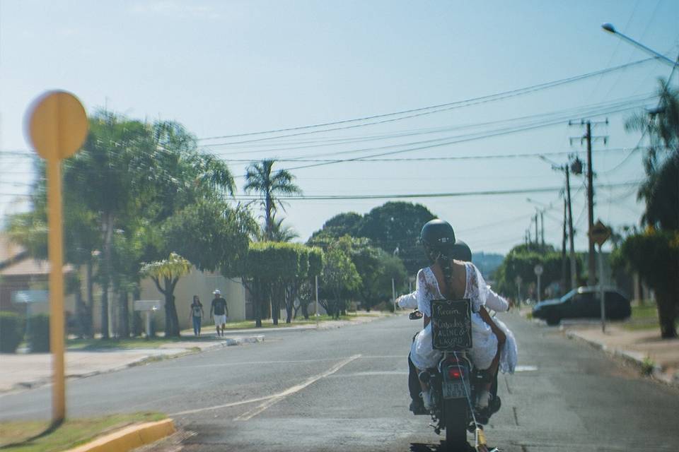 Noivos passeiam de moto