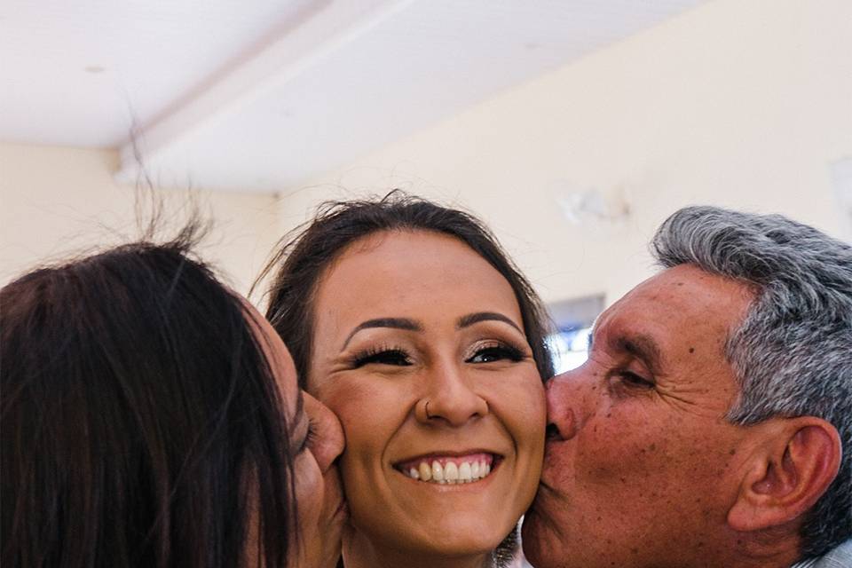 Pais da noiva a beijam