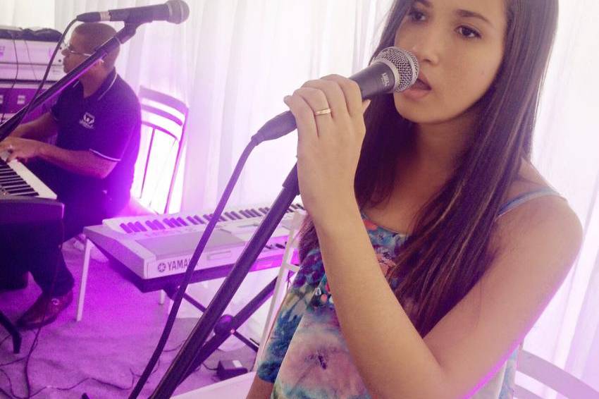 Cantando no casamento de Reb