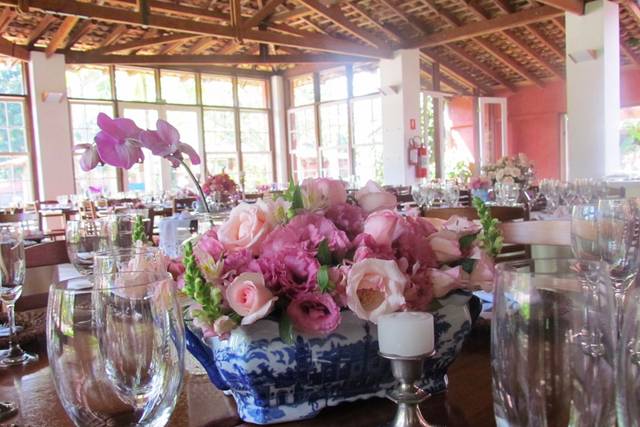 Distribuição de mesas e cadeiras e decoração