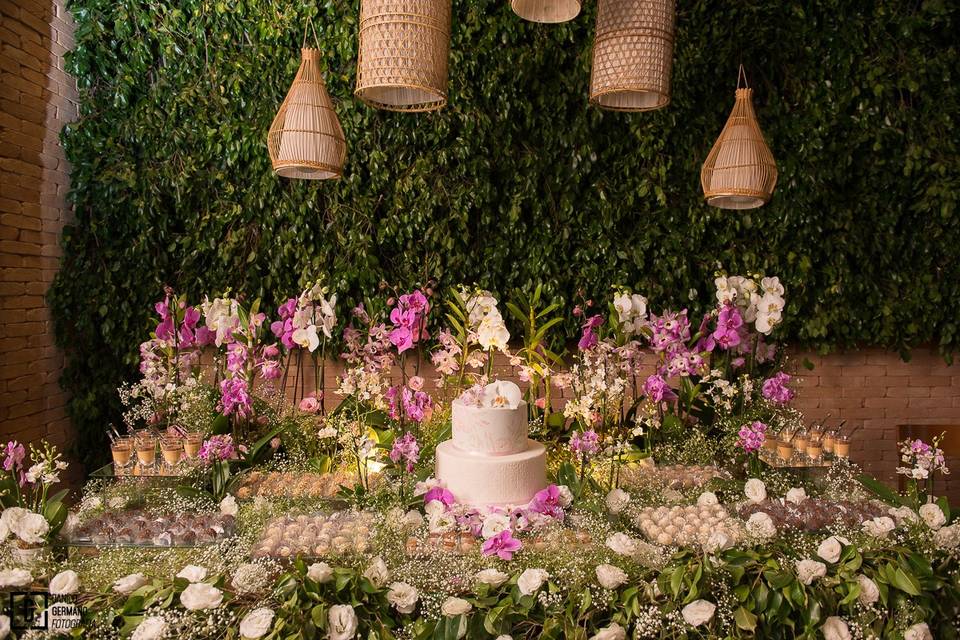 Mesa do bolo com fundo de flor