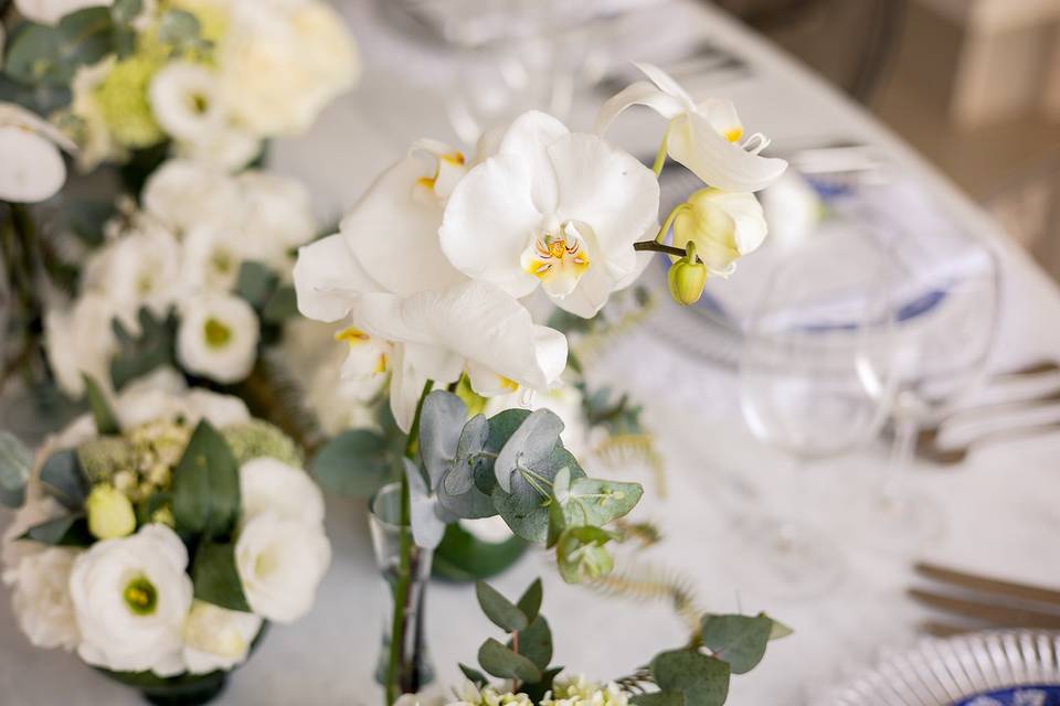 Mesa posta de orquídeas branca