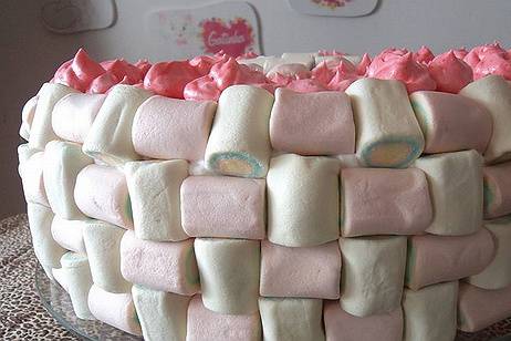 Bolo decorado com marshmallows