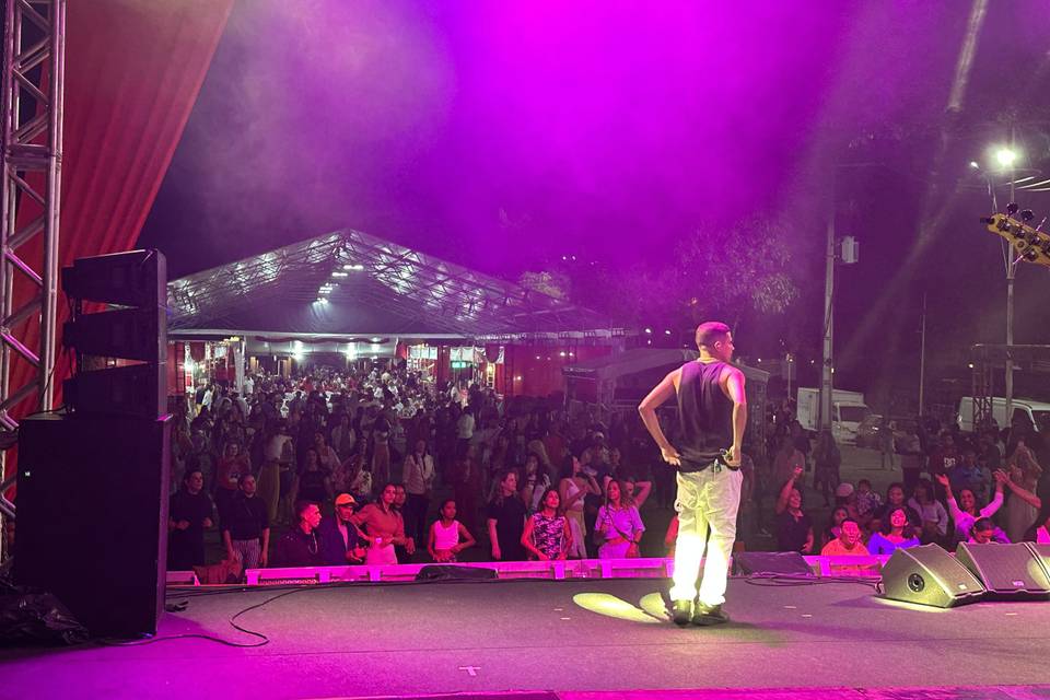 Show em palco de paraty