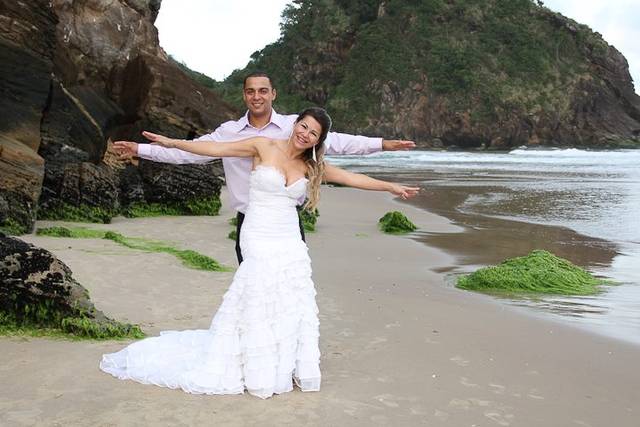 Noiva eo noivo na praia