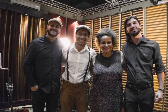 Banda Sweet and Tie