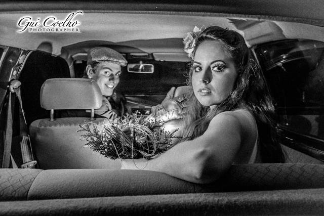 Noivos no carro