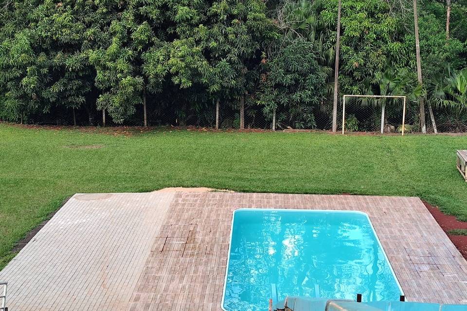 Piscina com passarela noivos