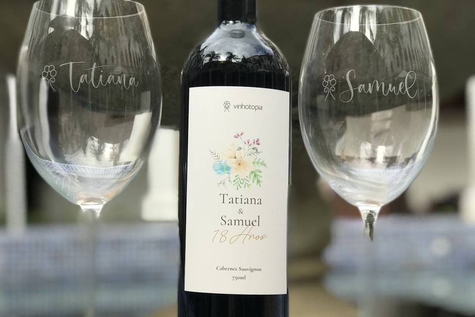 Vinho e taça personalizados