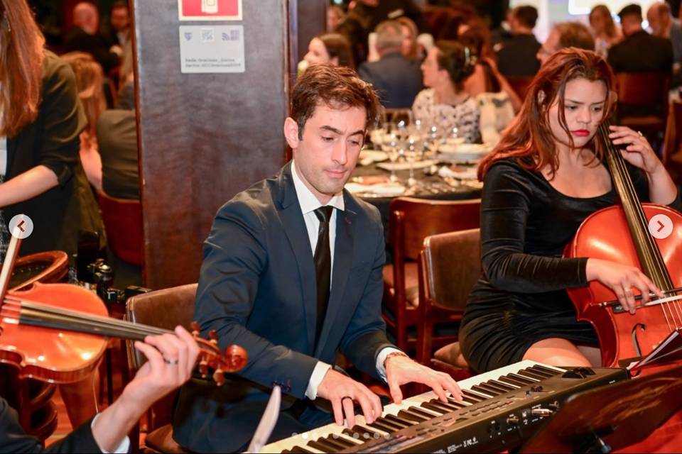 Formação com cordas e piano