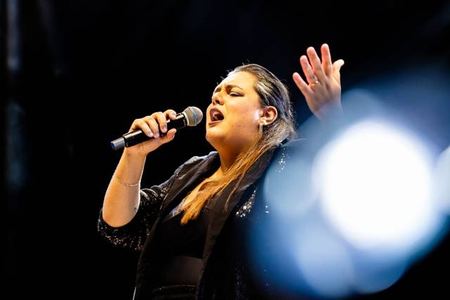 Cantora Madu Fernandes