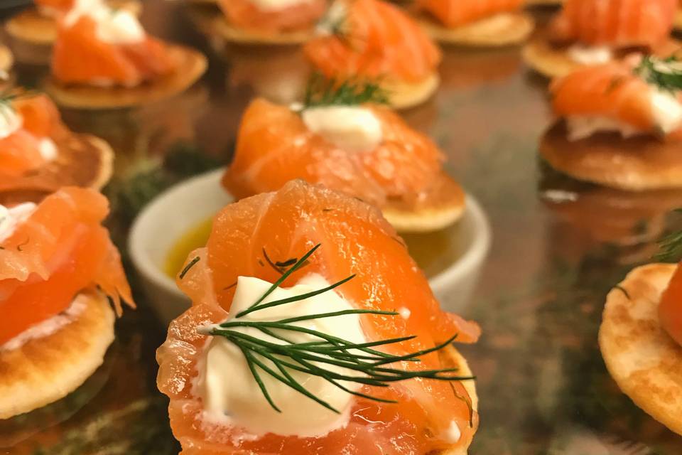 Mini blinis de salmão e dill