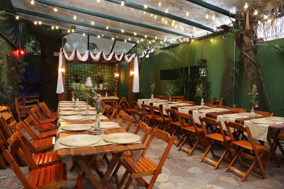 Mesa dos convidados no quintal