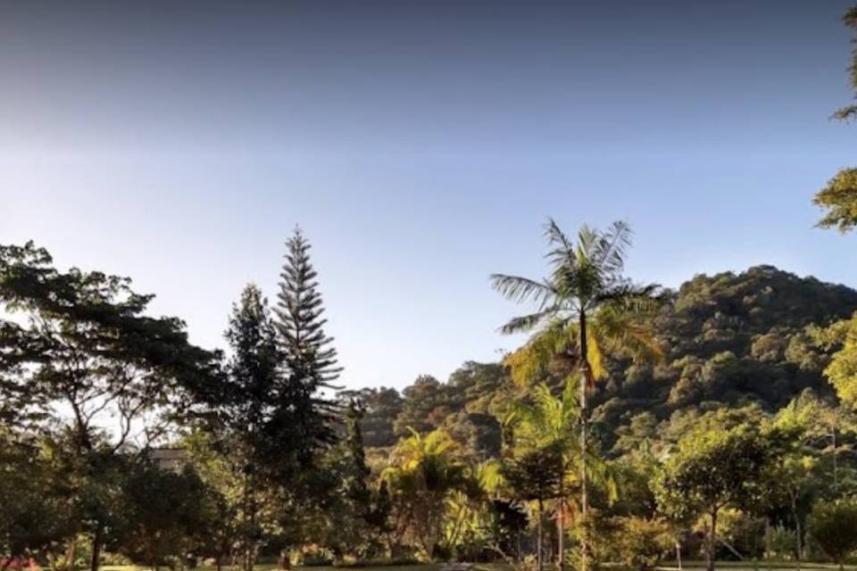 Lagoa em frente a casa