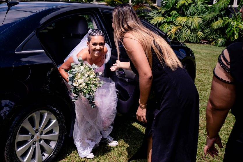 Auxiliando na saída do carro