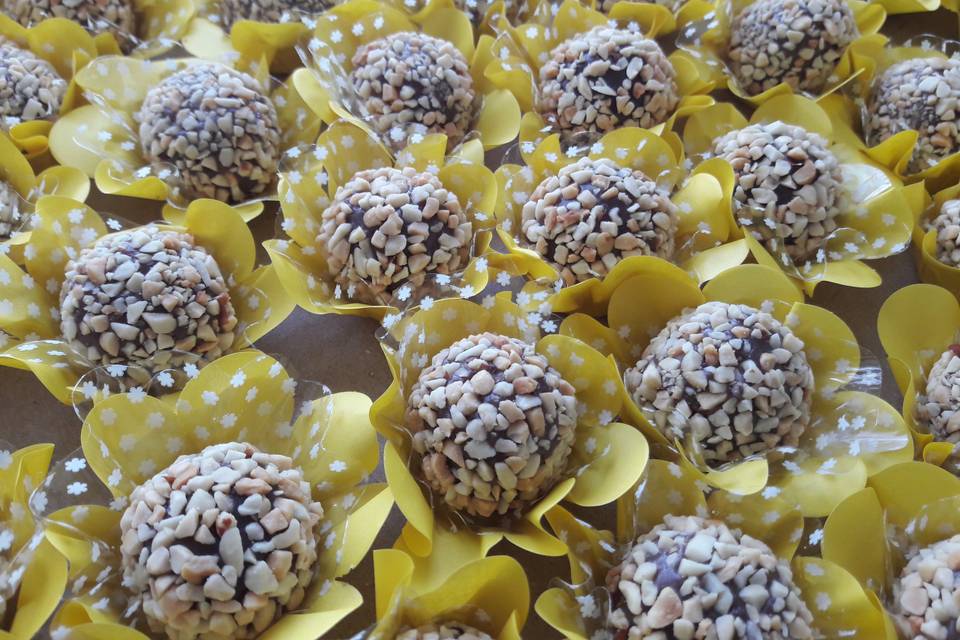 Brigadeiros com crocantes