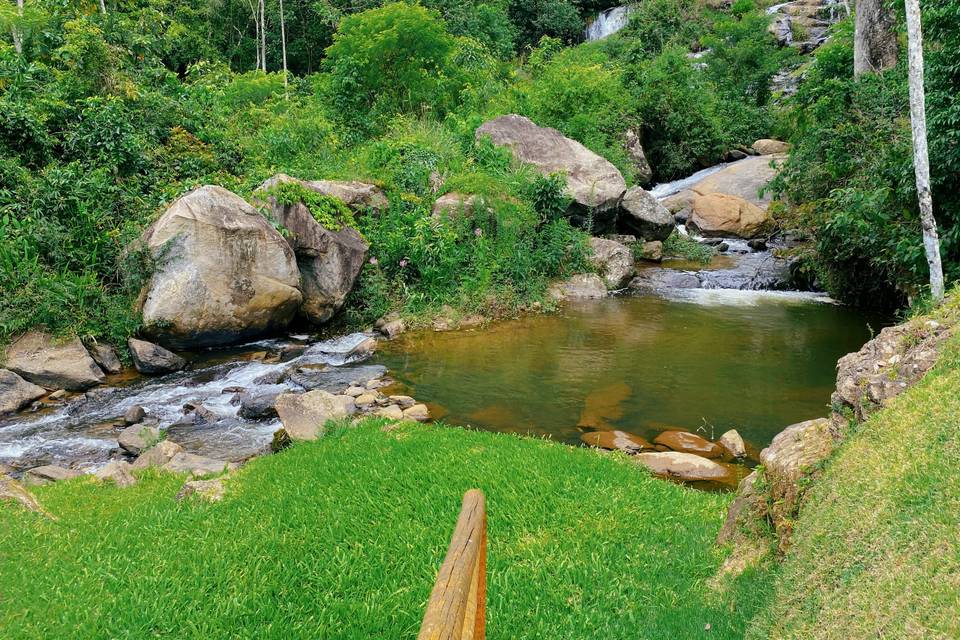 Cachoeira ao lado da casa