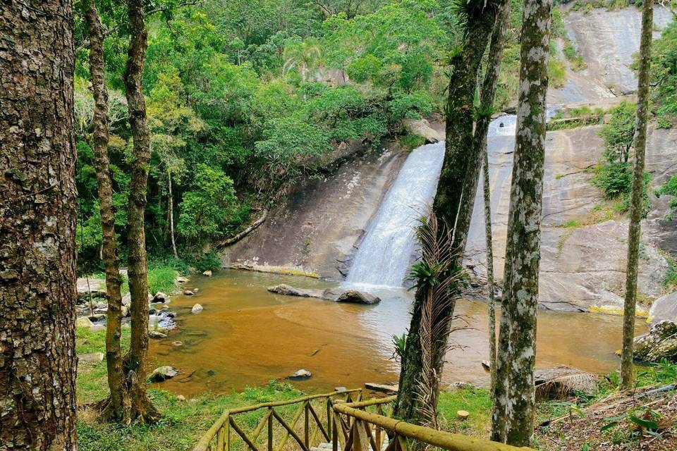 Cachoeira com trilha