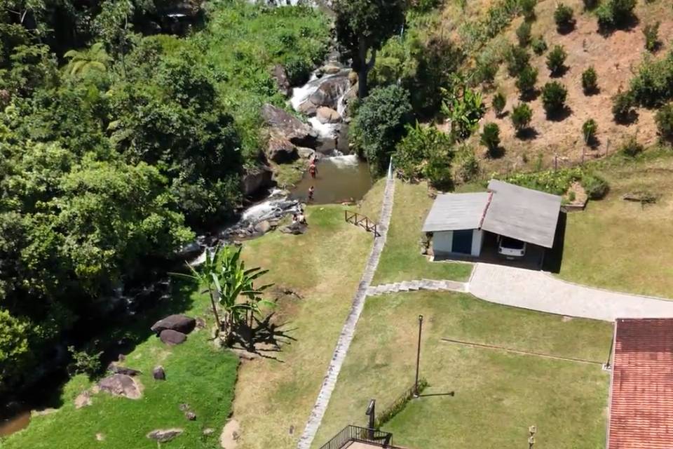 Piscina vista cachoeira