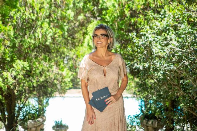 Celebrante Andrea Rhebelo