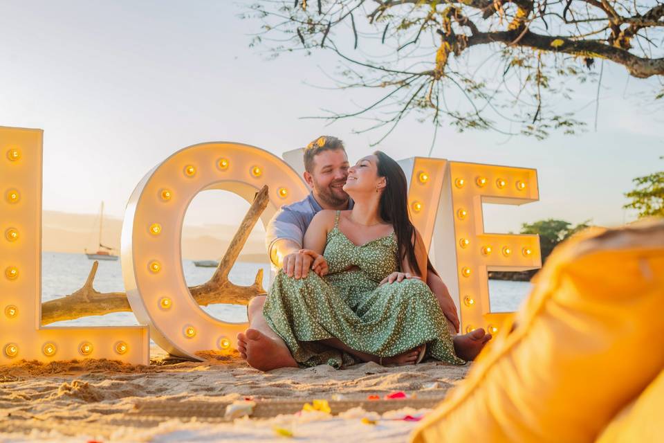 Casal sentado na areia