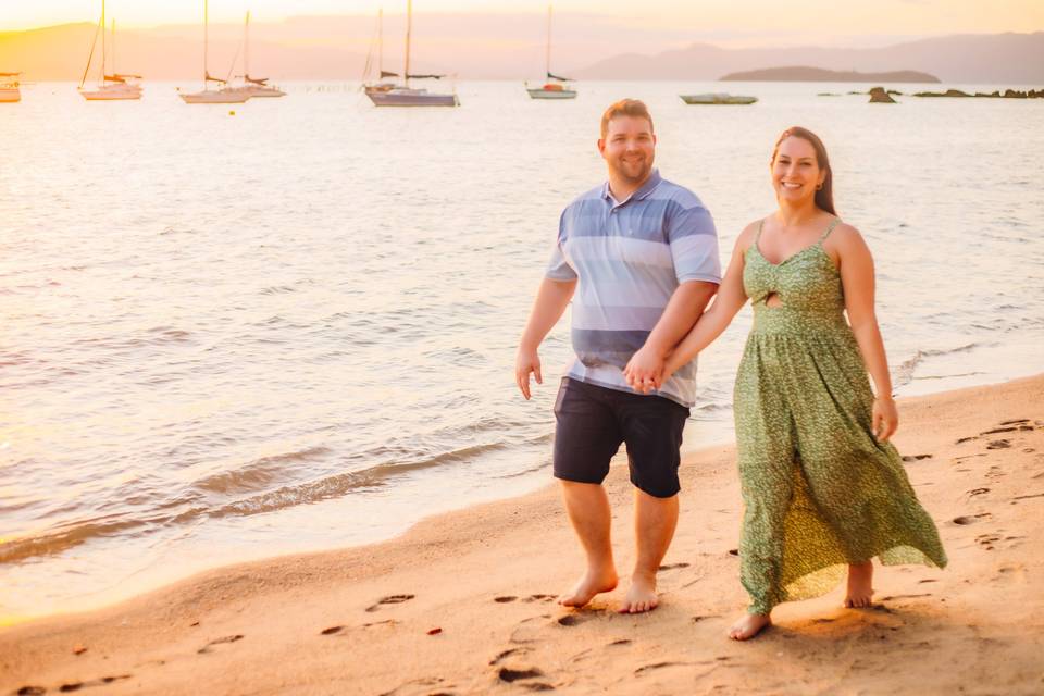 Casal caminhando na praia