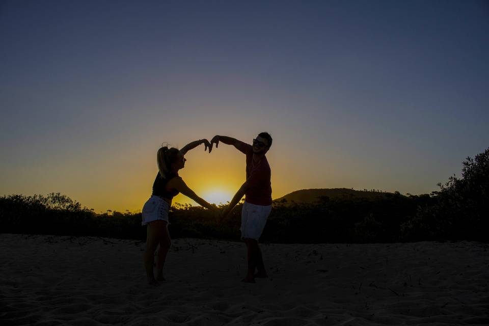 Casal fazendo coração