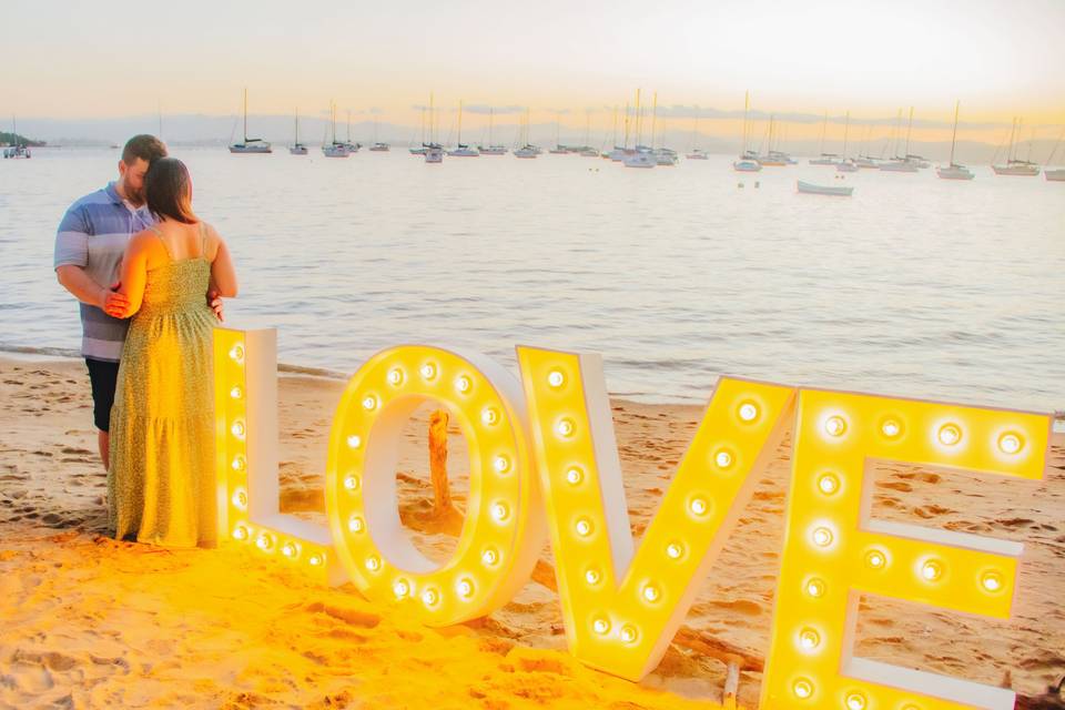 Beijo do casal no por do sol