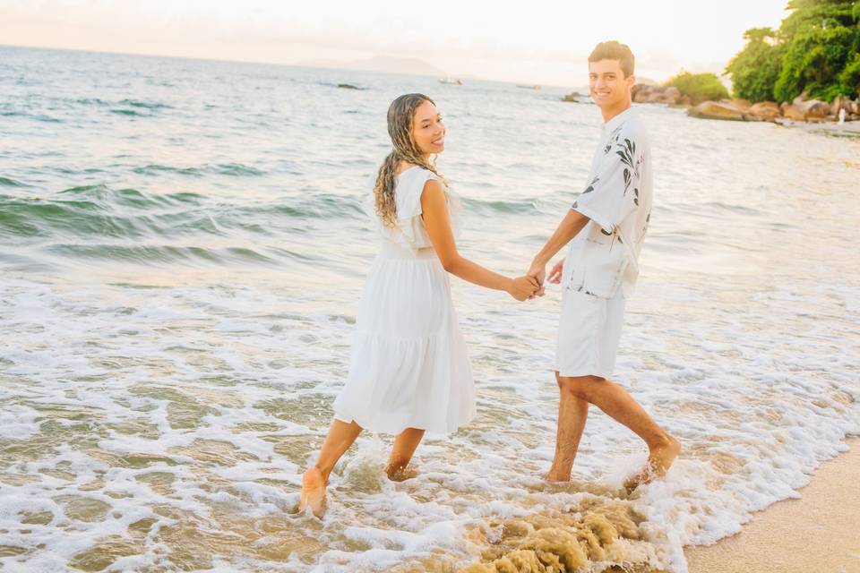 Casal no mar
