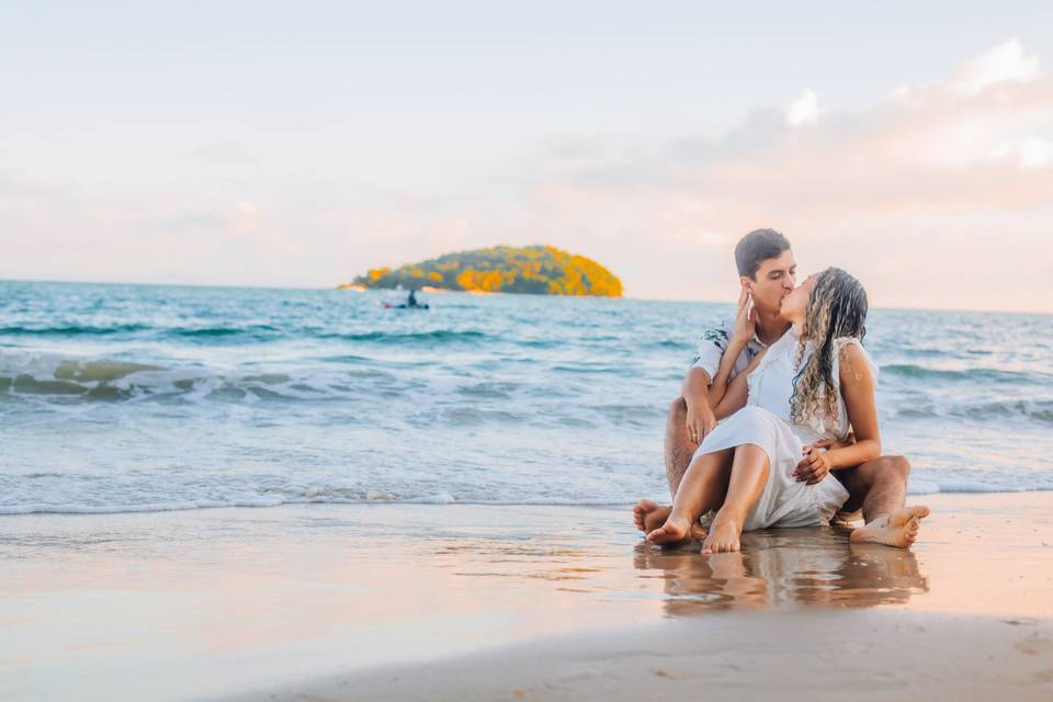 Casal sentado na areia