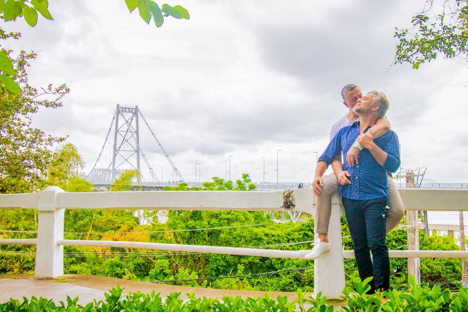 Casal com ponte ao fundo