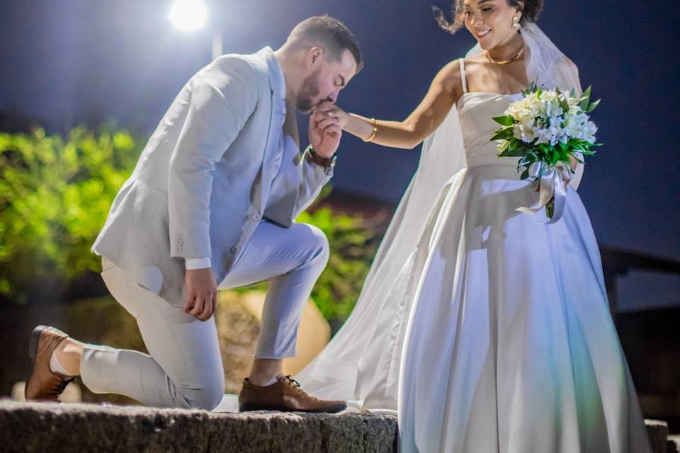 Noivo beijando a mão da noiva