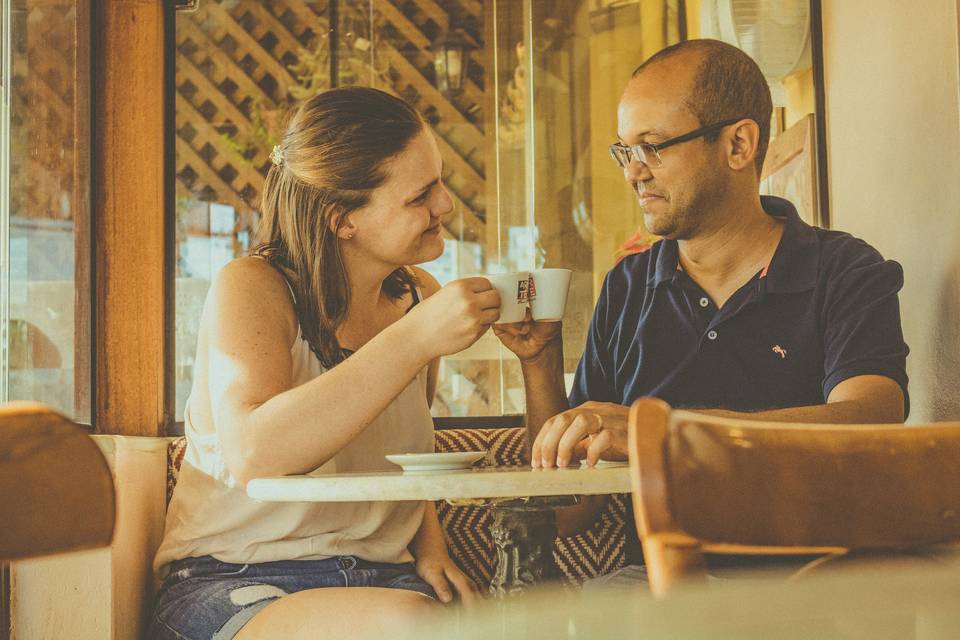 Casal na cafeteria