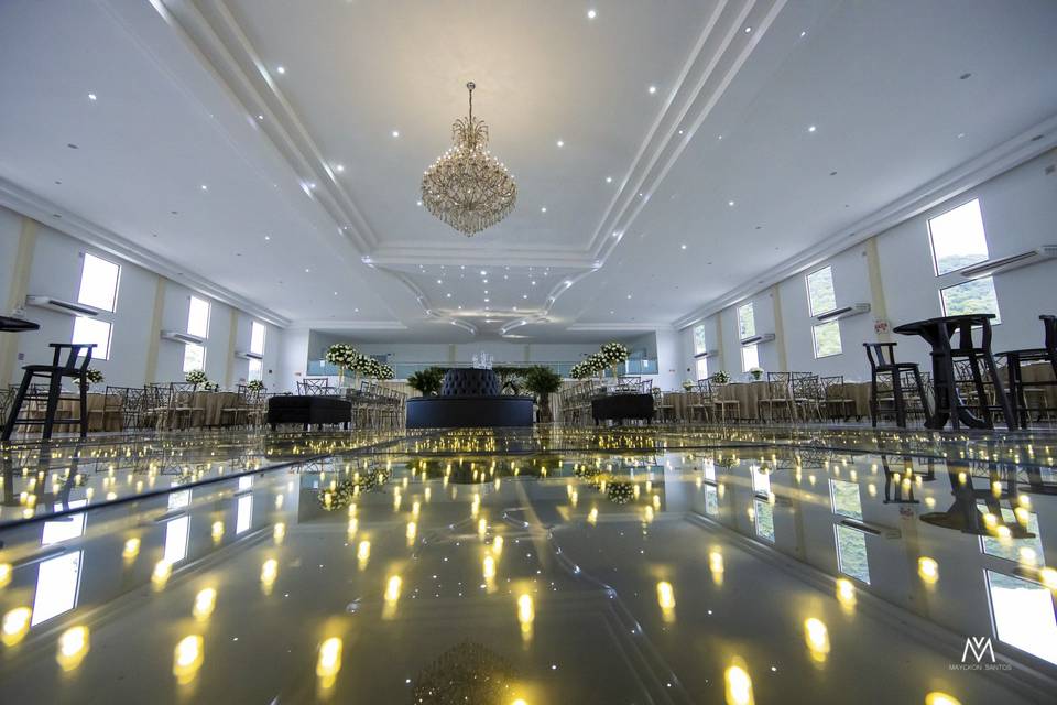 Perspectiva ampla do salão.