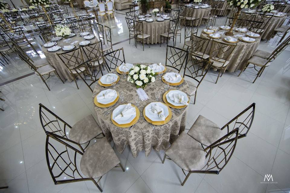 Mesas preparadas para evento