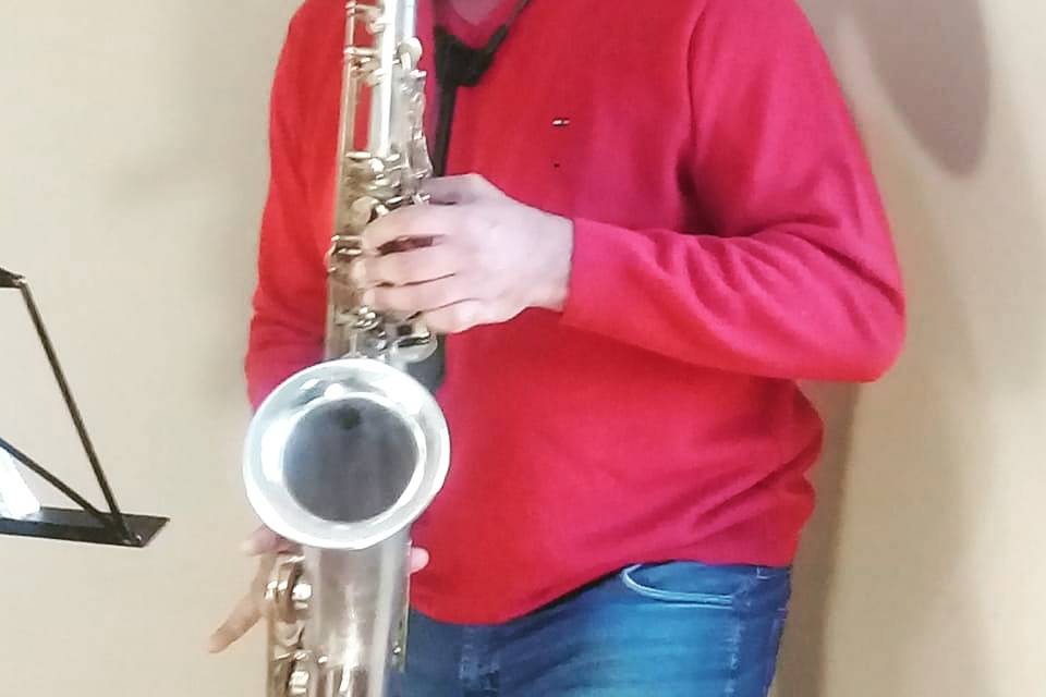 O som rouco do sax tenor.