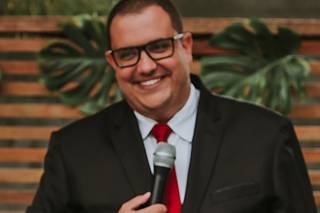 Celebrante Raul Chioveto