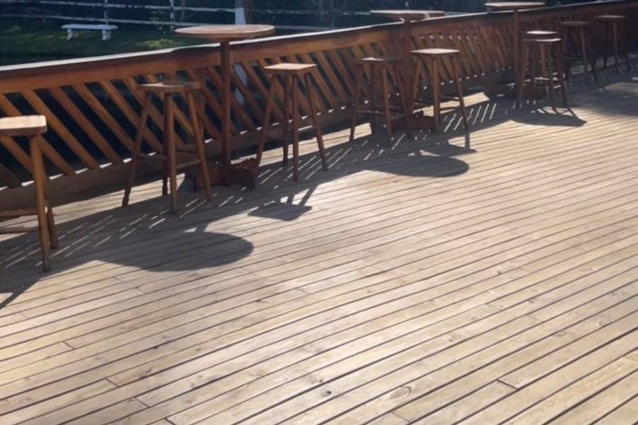 Deck de Madeira sob o Lago