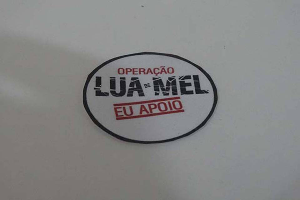 Operação Lua de Mel Adesivo