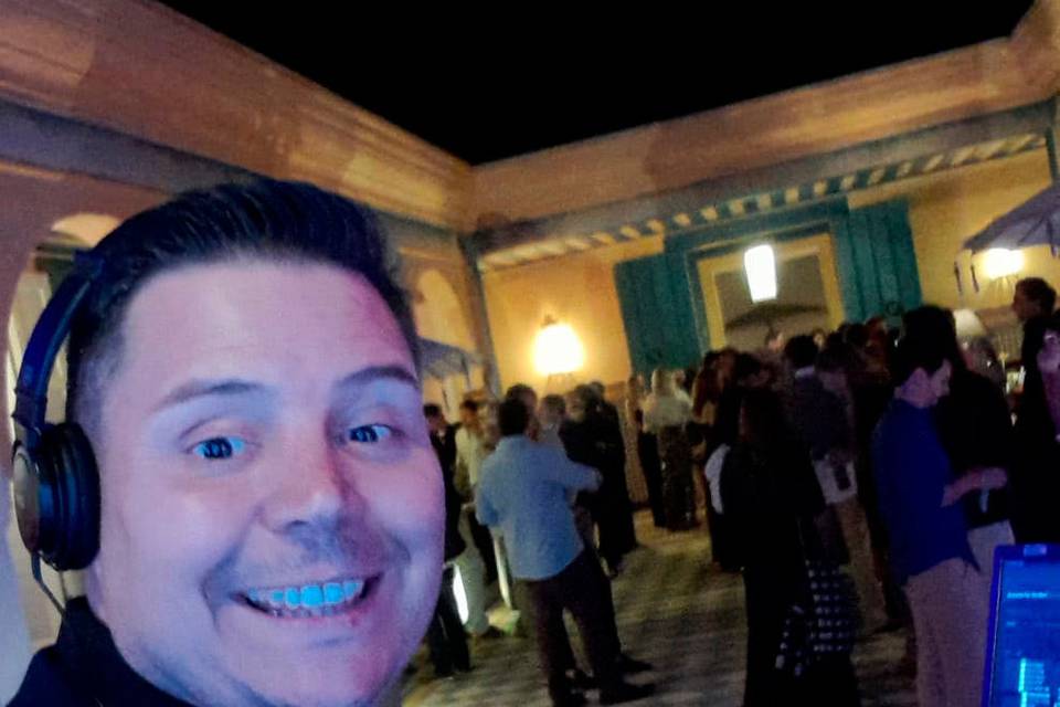 A festa começa com DJ Rafa.