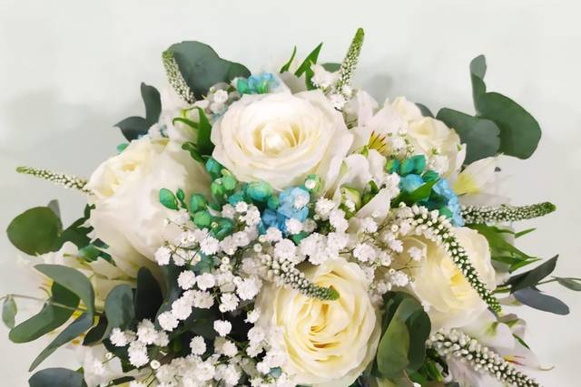 Buquê de flores e folhagens