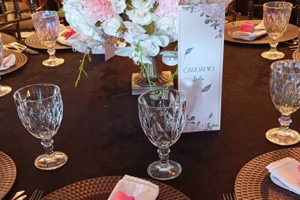 mesa Posta com rosas Naturais