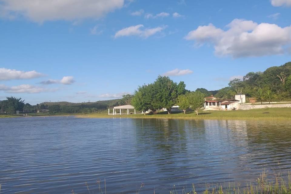 Vista do lago e do salão