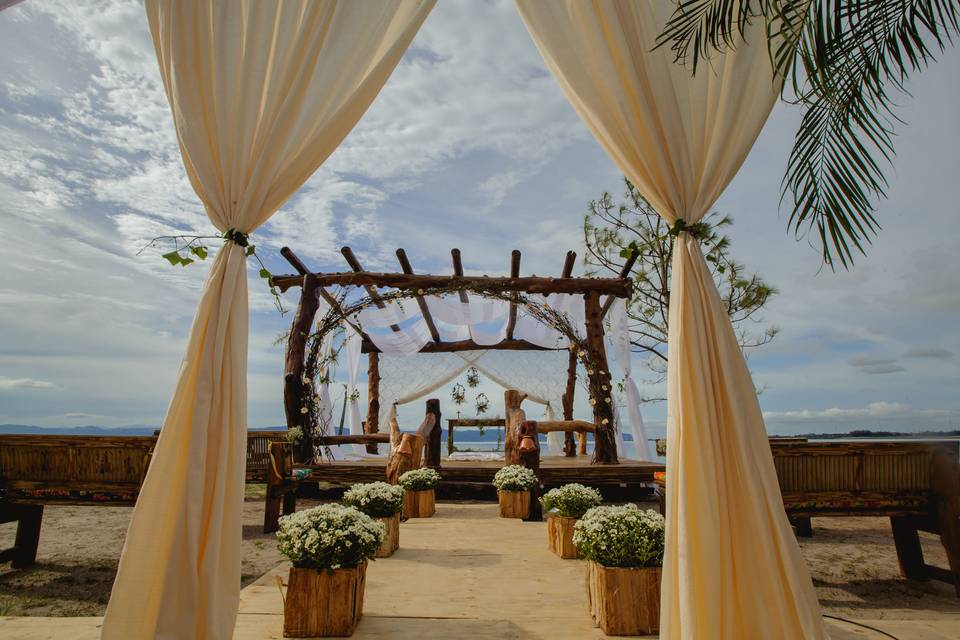 Casamento na beira da lagoa