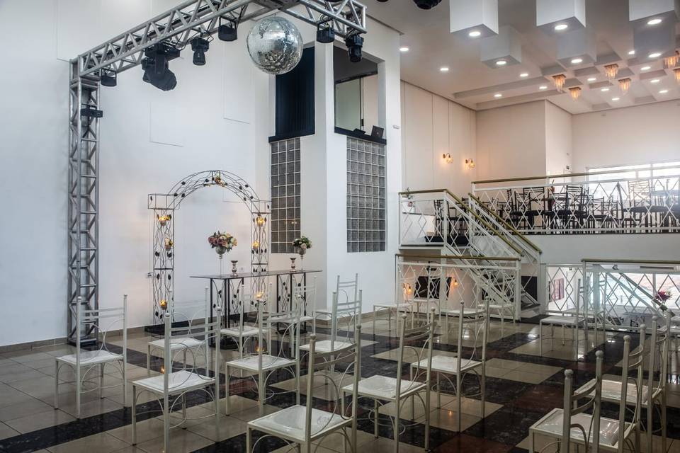 Altar em pista com DJ suspenso