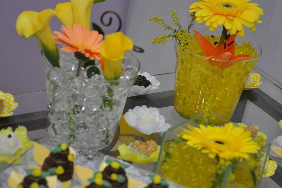 Decoração da mesa de doces com Gérberas amarelas.