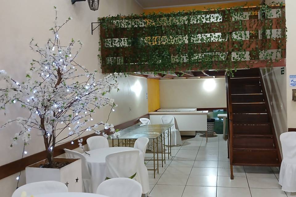 Lateral esquerda do salão